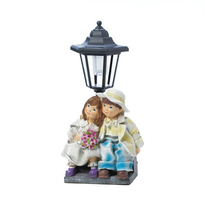 Couple With Solar Street Light Statue - crazydecor