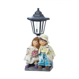 Couple With Solar Street Light Statue - crazydecor